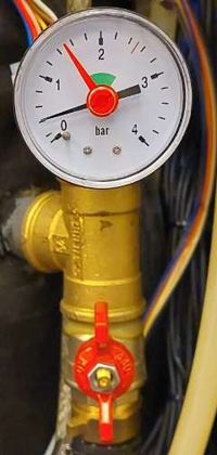 Manometer og påfyldningshane